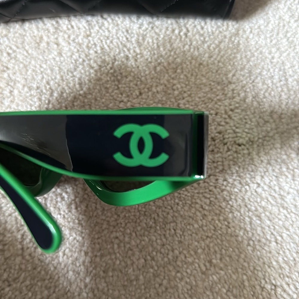 CHANEL Black and Green Sunglasses - Picture 3 of 6